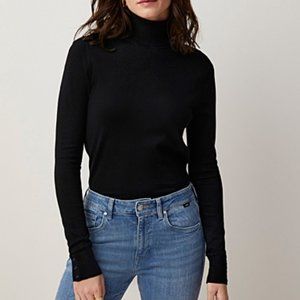 The fine knit turtleneck with buttoned cuffs